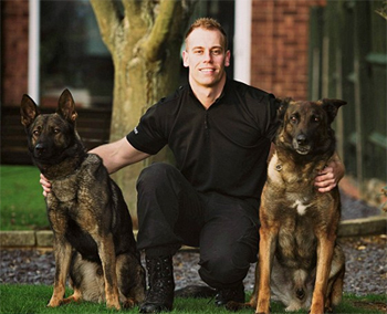 Dog handler PC Dan Thomas with Janus (right) who is retiring along with his replacement Zane (left). (c)NewsTeam